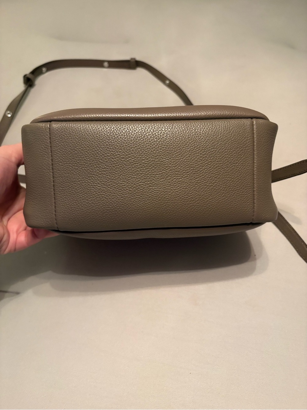 Tory Burch Romy Pebbled Leather Bucket Bag - Picture 3 of 9